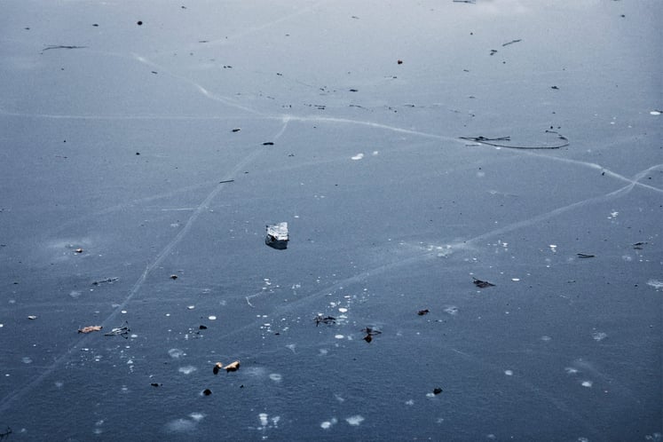 Ansicht gefrorene Wasserfläche