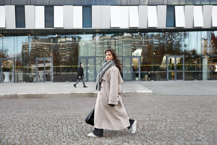 Frau beim Spaziergang in einer Stadt