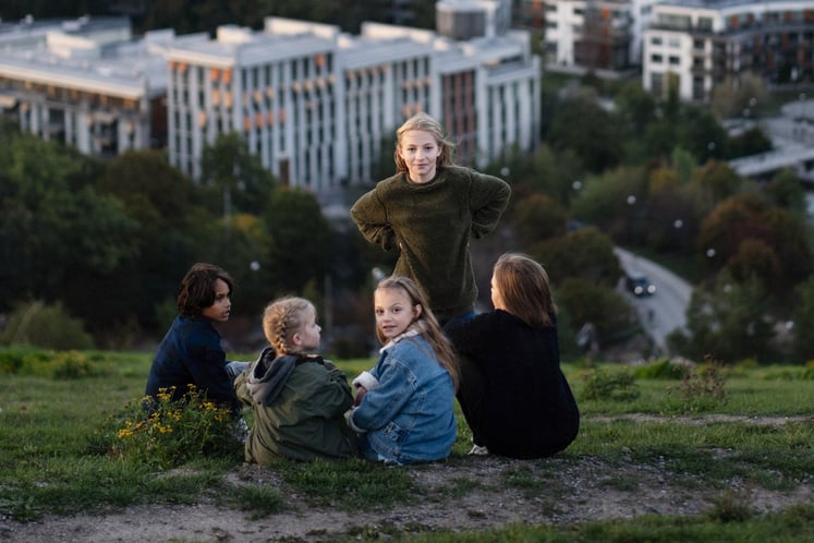 Kinder auf einem Berg bei Stockholm