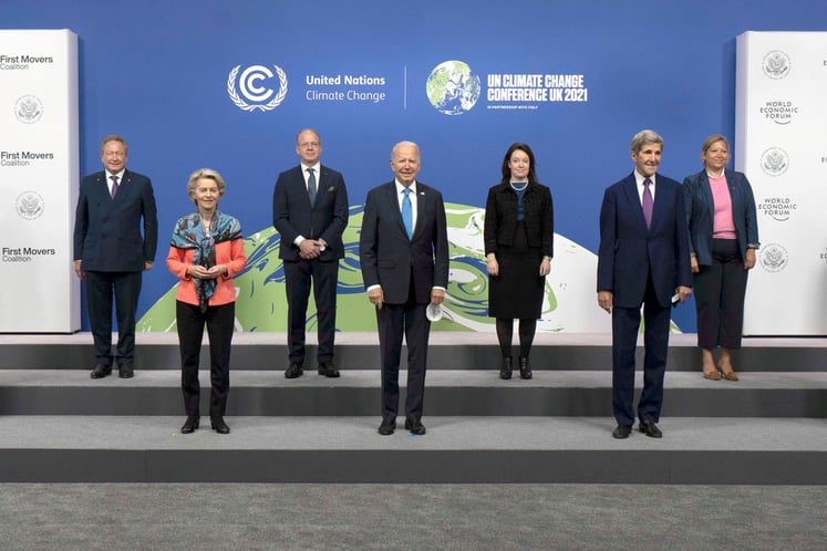 Einige Mitglieder der First Movers Coalition unter der Leitung des Weltwirtschaftsforums und des US-Büros des Sonderbeauftragten des Präsidenten für Klima John Kerry treffen sich am Rande der COP26. Anna Borg, President und CEO von Vattenfall, steht hinter Präsident Biden.