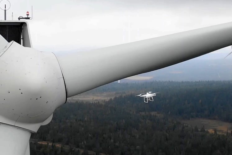 Drohne untersucht eine Windkraftanlage