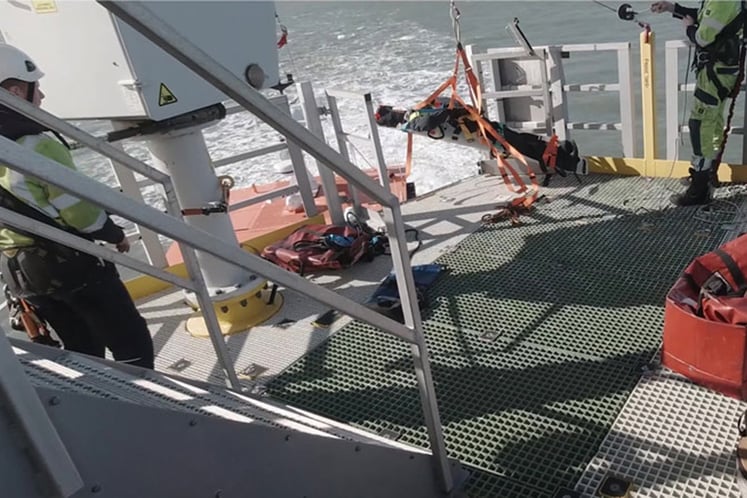 Auf dem Schiffsdeck - Mann auf Bahre