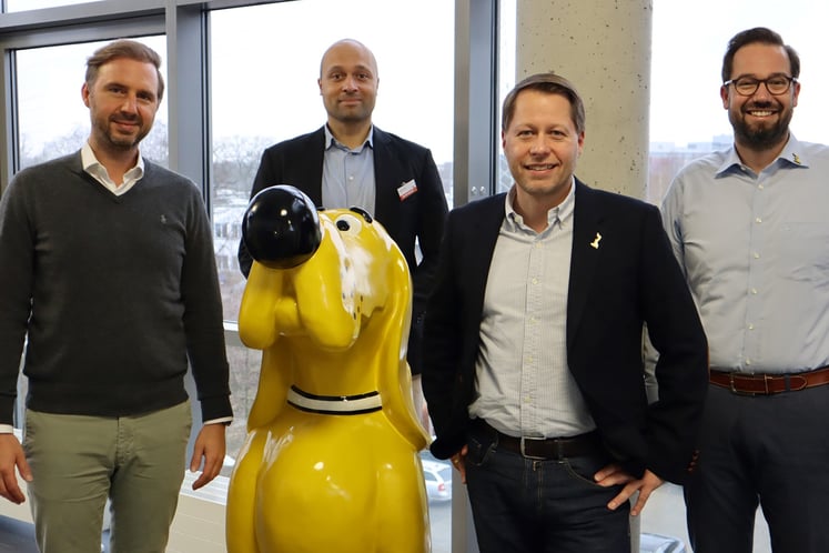 Fermin Bustamante, Nicolas Klaißle, Andreas Schulz und Lutz Sommer stehen um einen großen gelber Hund herum
