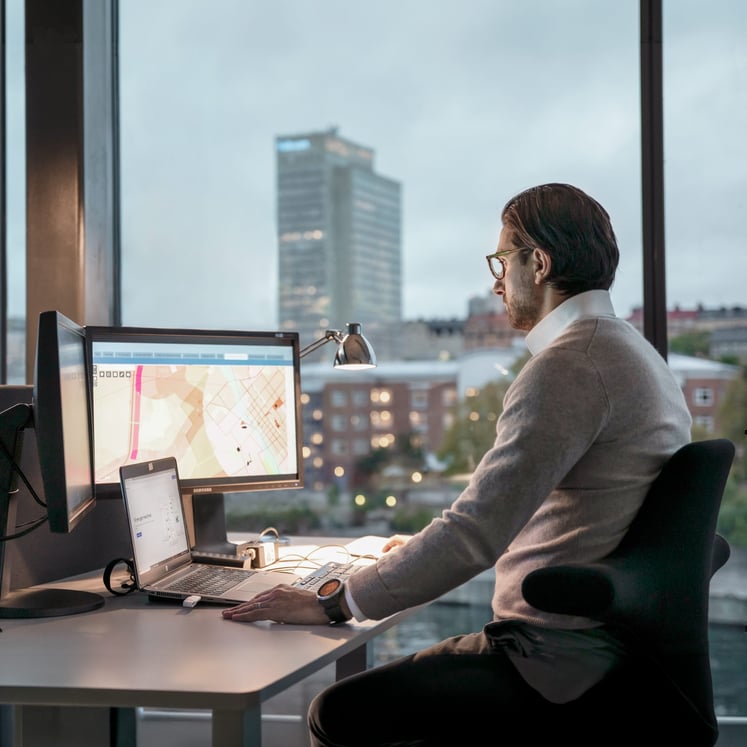 Geschäftsmann bei der Arbeit am Computer.