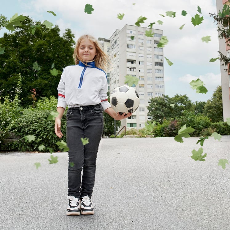 Ein Mädchen mit einem Fußball in der Hand