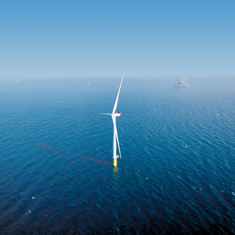 Eine Turbine in einem Offshore-Windpark.