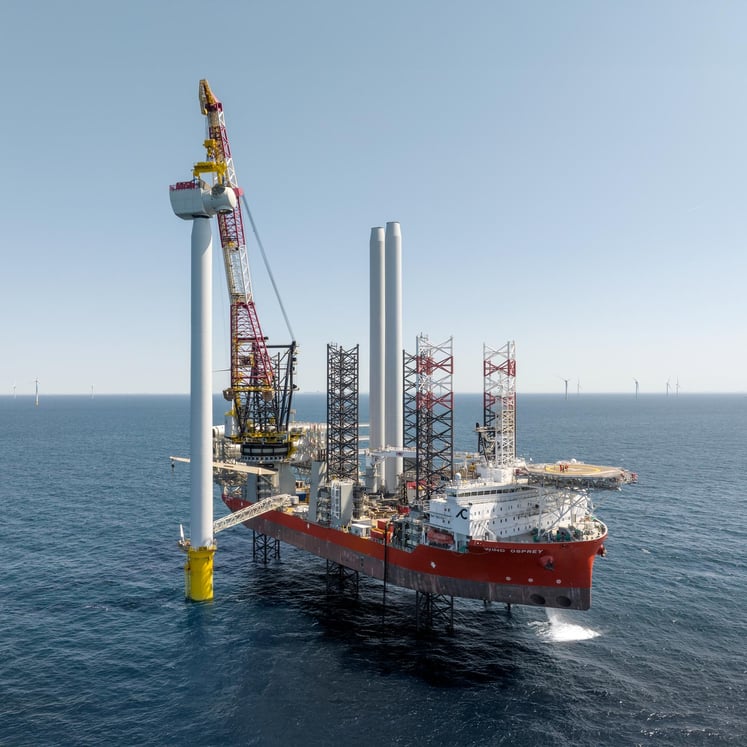 Installation einer Offshore-Windkraftanlage.