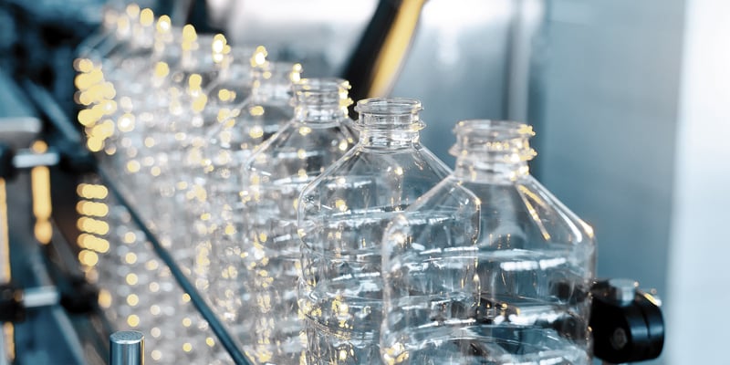 Eine Reihe Plastikflaschen Eine Reihe Plastikflaschen