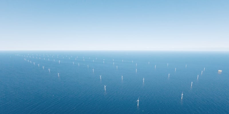 Luftaufnahme eines Offshore-Windparks.