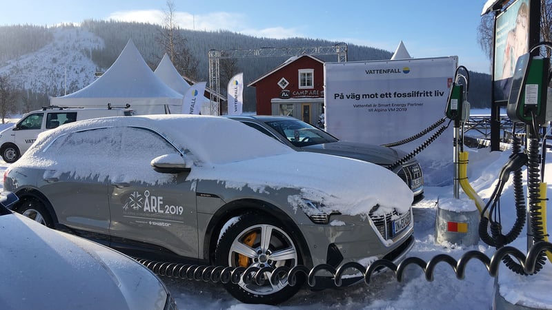 Aufladen der E-Autos an den Ladesäulen