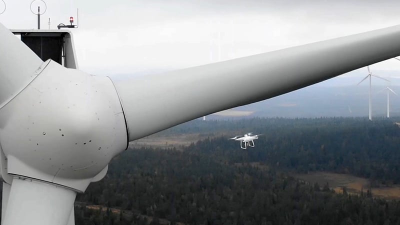 Drohne untersucht eine Windkraftanlage