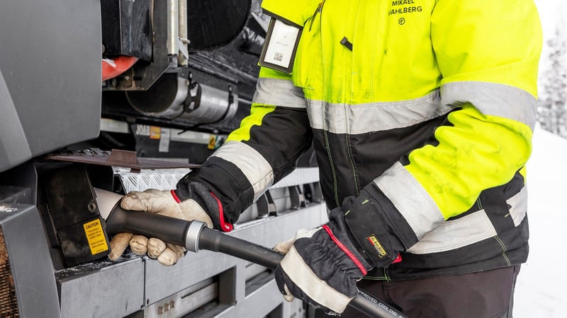 Der Fahrer lädt die Lithiumbatterie des vollelektrischen Lkw von Volvo