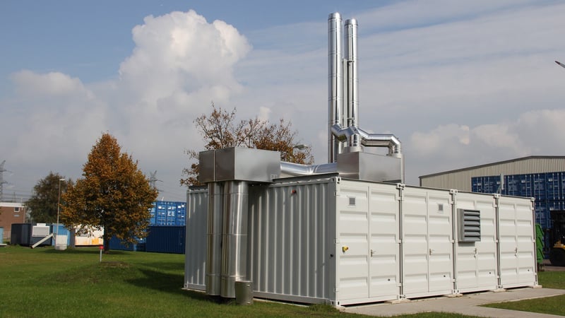 Heizungsanlage auf dem Gelände des KKB - weise Container-Optik mit Alu-Abzug