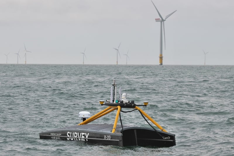 Auf dem Wasser schwimmende Drohne - beladen mit Messtechnik