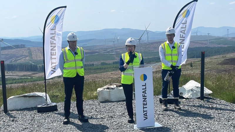 Mit Helm vor Ort bei der Ansprache: Laurence Fumagalli, Greencoat UK Wind, Anna Borg, Vattenfall CEO und Bryan Wright, Director of Project Delivery Onshore, Vattenfall