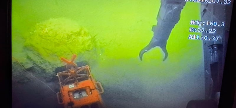 Seeminenberäumung mit Roboter auf dem Meeresboden der Nordsee Seeminenberäumung mit Roboter auf dem Meeresboden der Nordsee