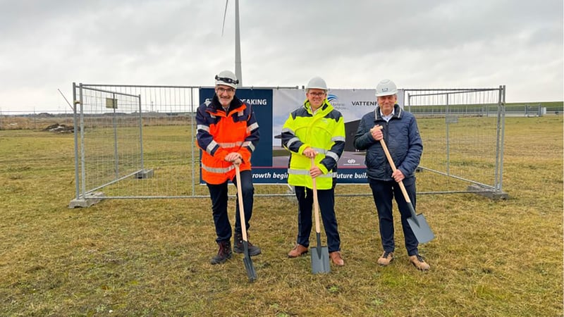 Cyril Moss, Warner Warnders und Jan Emmo Hut vor dem ersten Spatenstich für die O&M Base in Eemshaven Cyril Moss, Warner Warnders und Jan Emmo Hut vor dem ersten Spatenstich für die O&M Base in Eemshaven