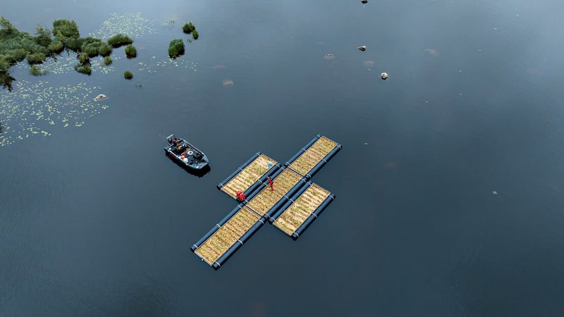 schwimmende Inseln im Wasser: aus der Luft betrachtet aussehend wie 3 Rechtecke - in der Mitte ein sehr langes, links und rechts 2 kurze 