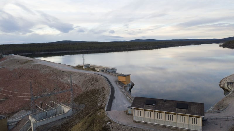 Blick über die Staumauer des Wasserkraftwerks Harsprånget auf das gestaute Wasser des Flusses Lule 