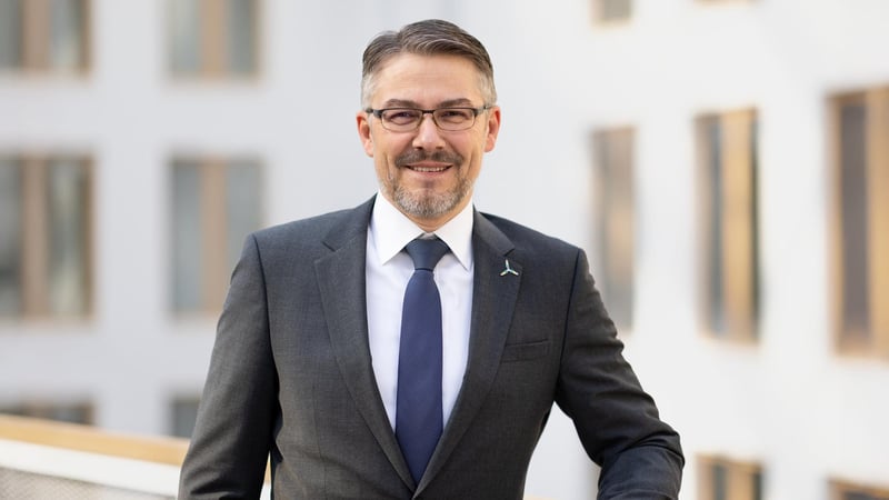 Robert Zurawski im Atrium des Bürogebäudes von Vattenfall am Berliner Südkreuz