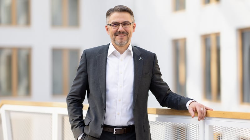 Robert Zurawski im Atrium des Vattenfall Bürogebäudes in Berlin