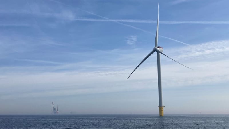 Im Vordergrund ist die erste vollständige Windkraftanlage und im Hintergrund  das Installationsschiff Wind Osprey zu sehen.