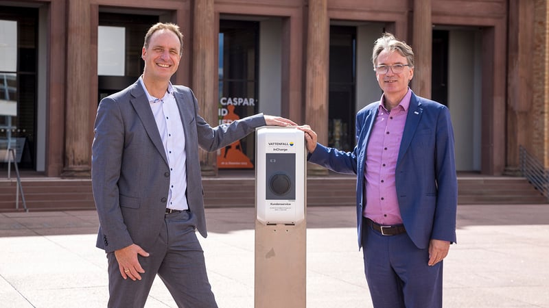 Alfred Hoffmann, Vattenfall und  Norbert Kölle, Kunsthalle Hamburg, mit einer Dummy-Ladestation auf dem Plateau vor der Hamburger Kunsthalle