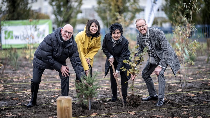 V. l.: Jörg Franzen, Britta Behrendt, Emine Demirbürken-Wegner, Christian Feuerherd beim ersten Spatenstich für den Tyni Forest im Märkischen Viertel