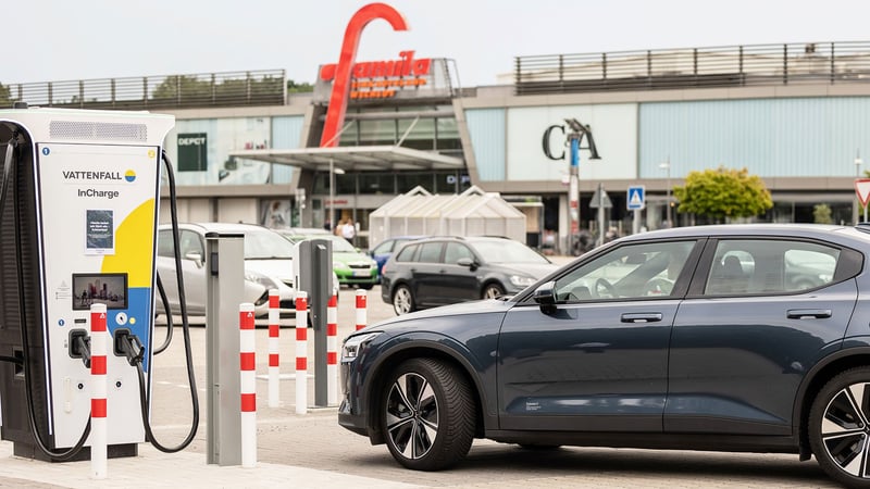 Vattenfall InCharge-Ladesäule vor dem famila Einkaufsland Wechloy in Oldenburg