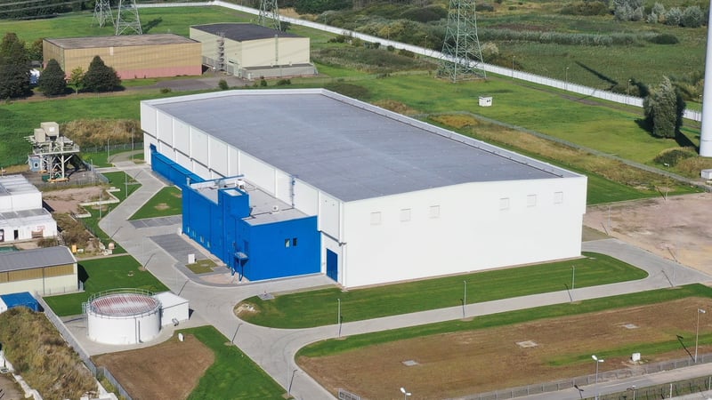 Große weiße Lagerhalle auf dem Gelände des KKB 