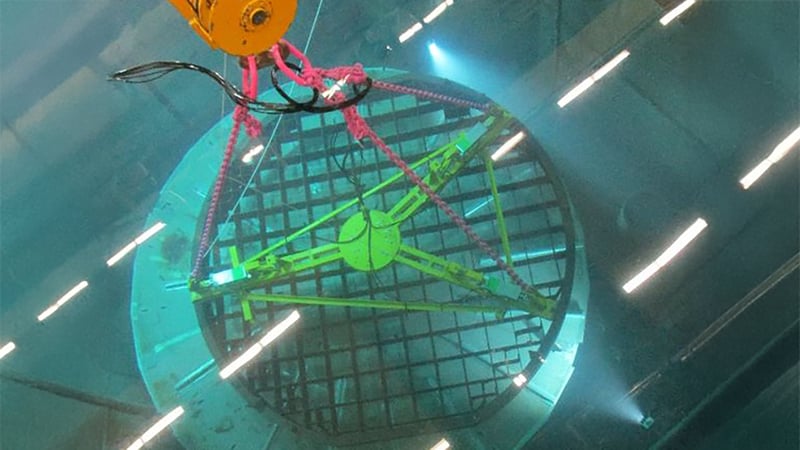 Das Kerngitter wird aus dem Reaktordruckbehälter gehoben.