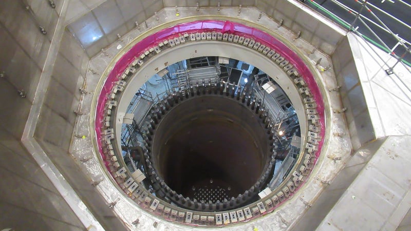 Blick in eine von Beton umgebene leere Röhre - der Reaktordruckbehälter des KKB - 