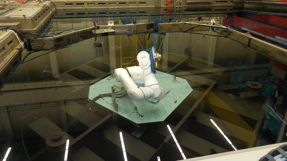 Roboter AZURo bei Zerlegearbeiten am Dampftrockner