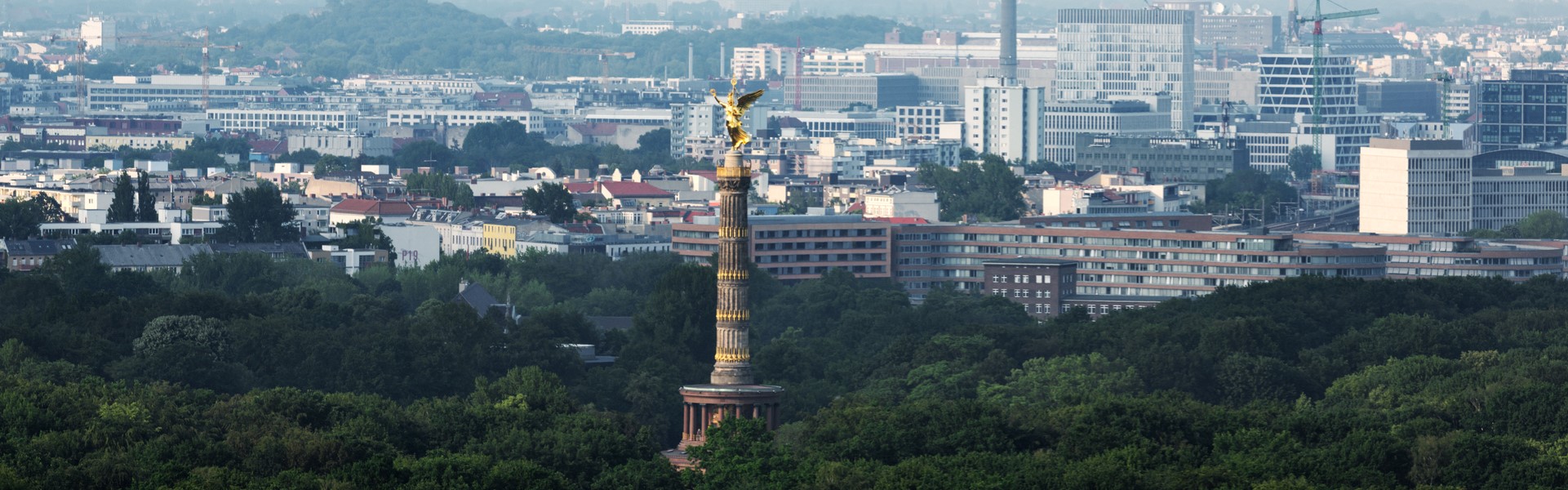 Skyline Berlin mit Tiergarten und Siegessäule