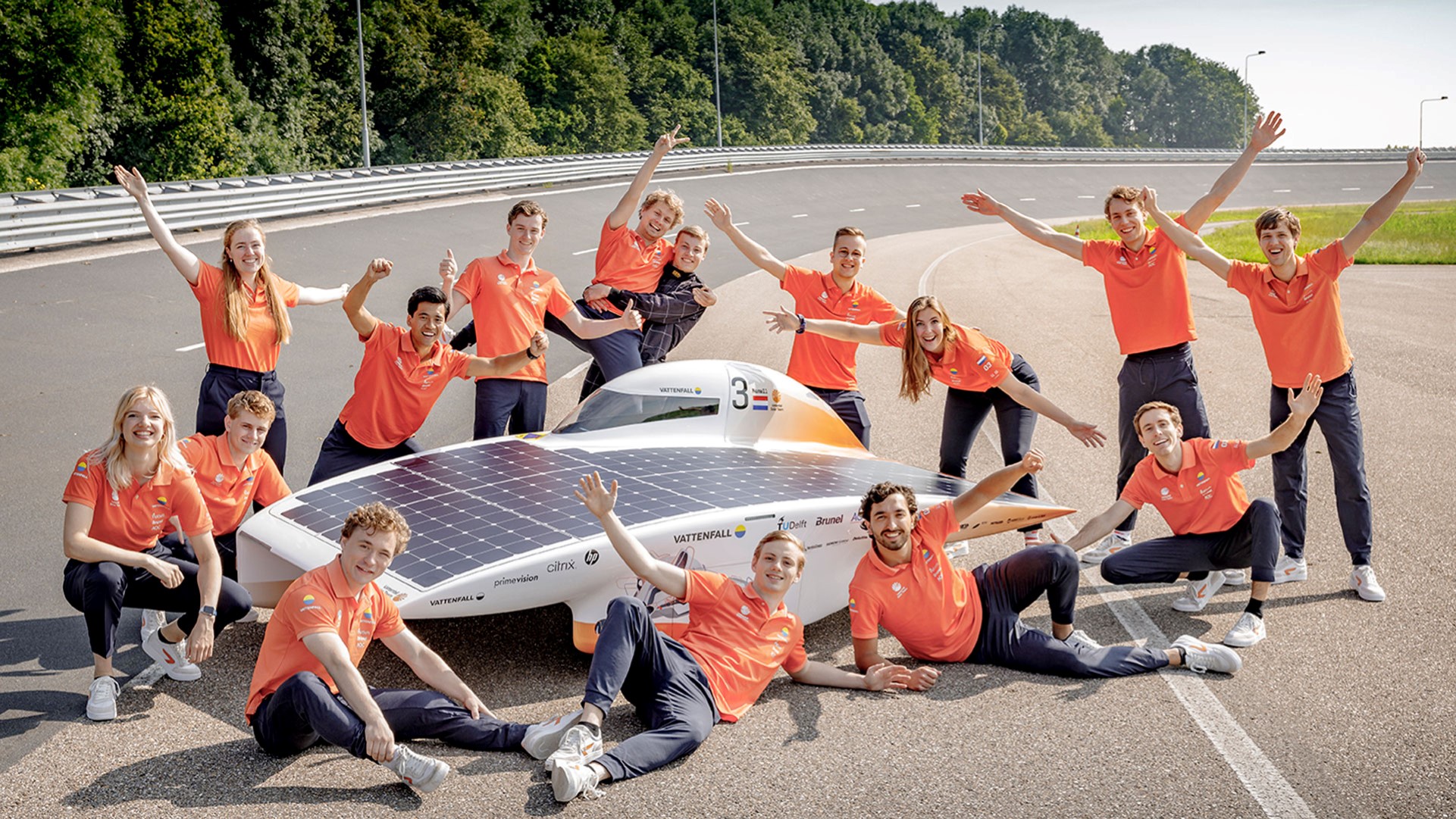 Das Vattenfall Solar Team mit dem neuesten Solarfahrzeug  Nuna11