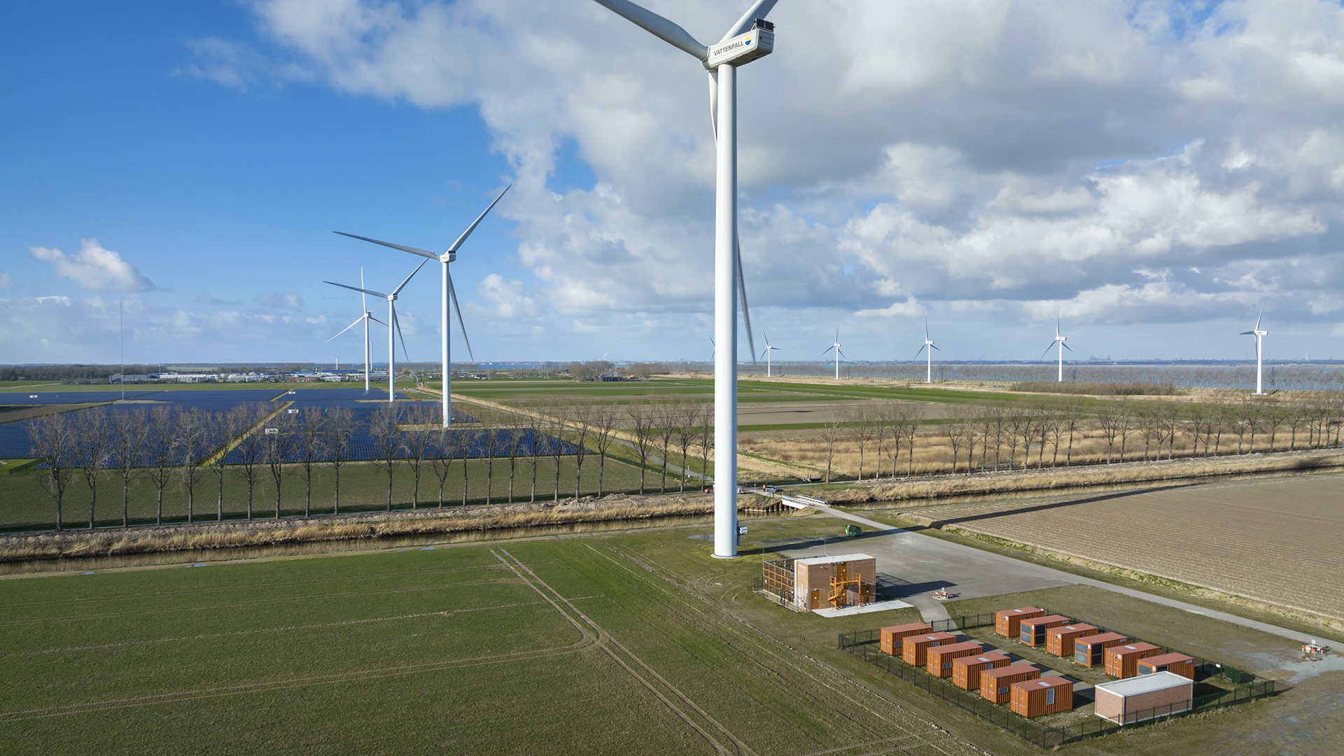 Energiepark Haringvliet – Windkraftanlagen, ein Fläche mit Photovoltaik und Batterienspeicher 