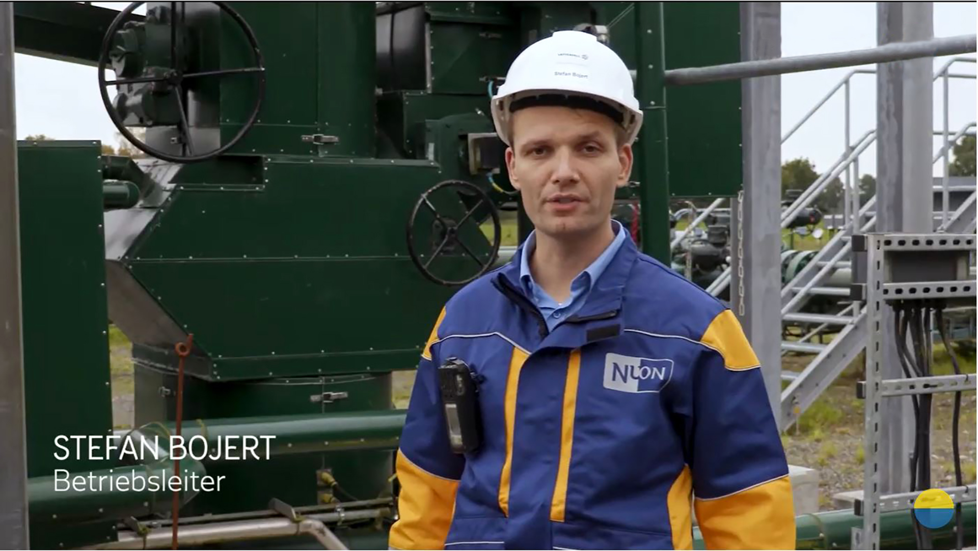 Stefan Bojert, Betriebsleiter der Nuon Epe Gasspeicher GmbH, vor der Anlage