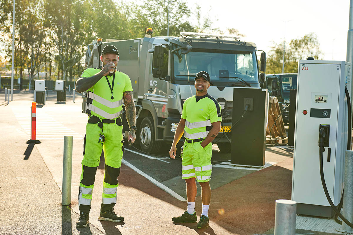 Zwei Kollegen der schwedischen Müllabfuhr