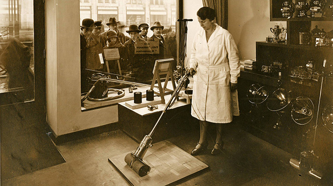 1930_Vorführung des ersten elektrischen Staubsaugers_Foto_Vattenfall.jpg