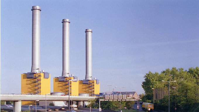 Der Blick über die A100 zum Heizkraftwerk Wilmersdorf.jpg
