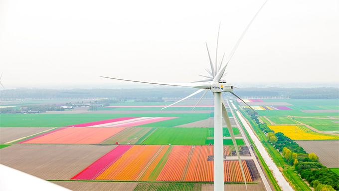 Onshore Windfarm in Zeewolde, Niederlande.jpg