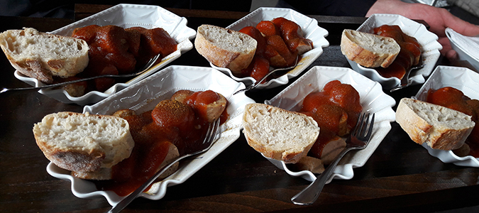 Stilecht in Porzellanschalen serviert - die Currywurst! Foto:Vattenfall