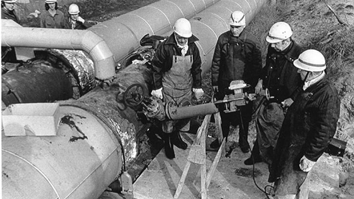 Anbohrung der Fernwärmeleitung Marzahn zur Netzerweiterung bei laufendem Betrieb, 1979. Quelle Vattenfall