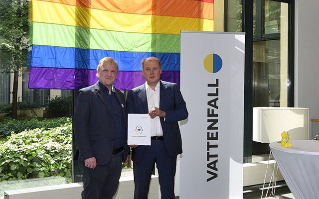 Bastian Finke von MANEO (links) Vattenfall Deutschland-Chef Tuomo Hatakka haben am Internationalen Tag gegen Homophobie die Beitrittsurkunde unterzeichnet.