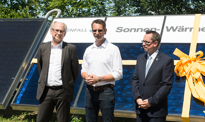 Vattenfall Wärme-Vorstand Gunther Müller, Projektleiter Edgar Scheider und Bezirksbürgermeister Oliver Igel nehmen die neue Solarthermie-Anlage in Köpenick in Betrieb. 