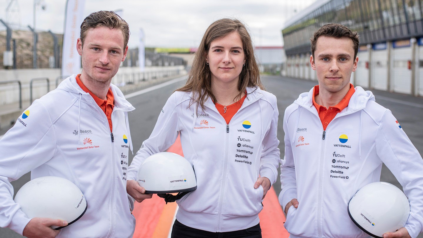 Drei junge Fahrer des Solarmobil NunaX