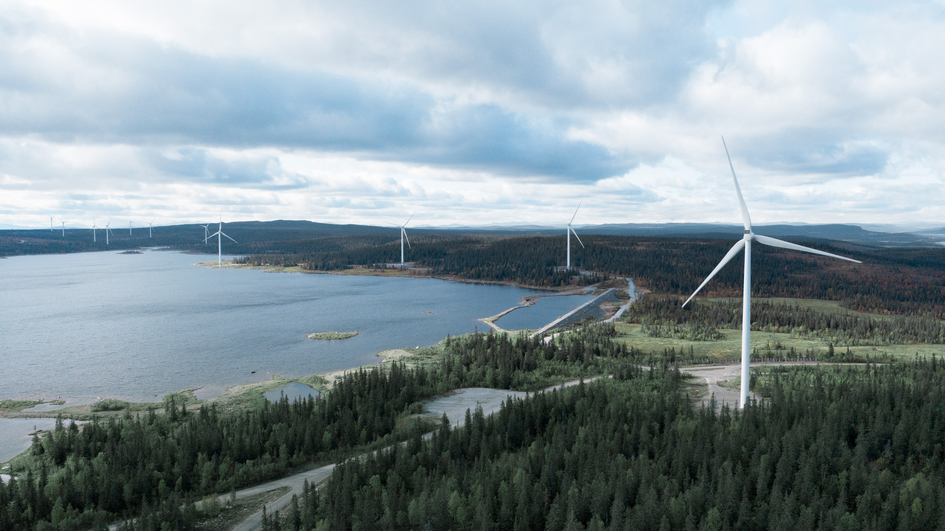 Onshore-Windpark am Ufer des Sees Juktan in Schweden