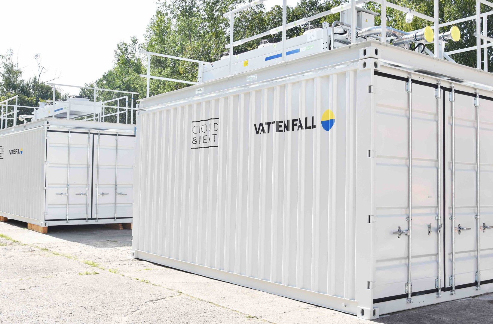 To datacentercontainere placeret på Vattenfalls biomassefyrede fjernvarmeværk i Jordbro syd for Stockholm