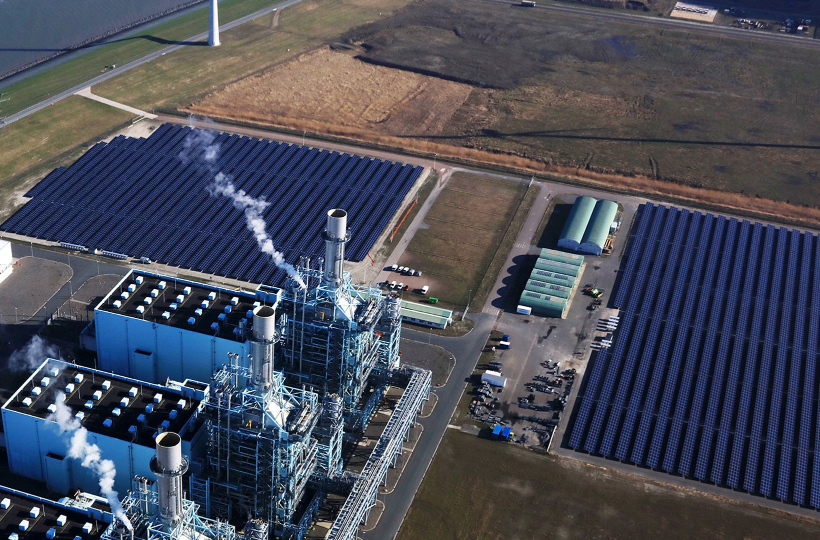 Ved Eemshaven i den nordlige del af Holland har Vattenfall åbnet sin til dato største solcellepark