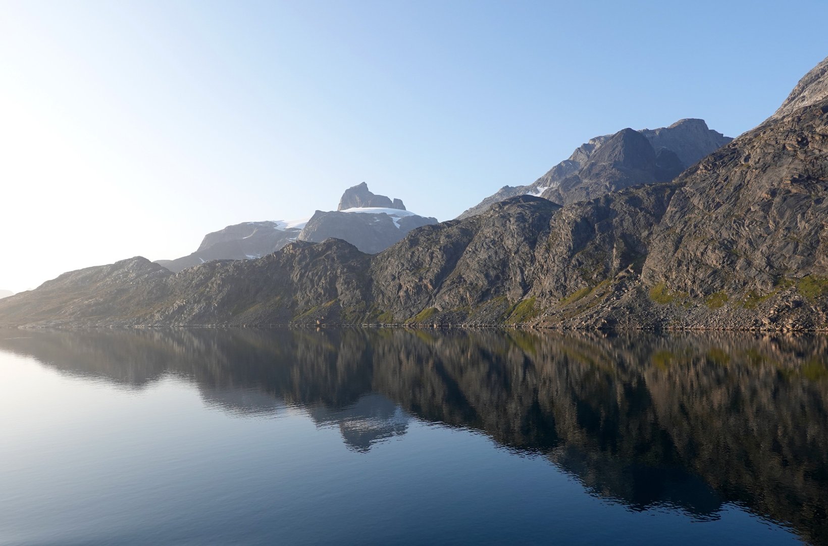 Landskabsbillede på vand og bjerge